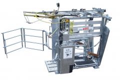 Hydraulic claw treatment chute
